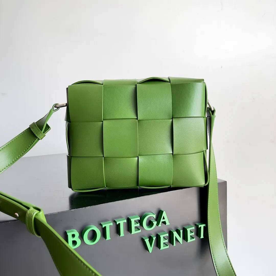 Batch 1960 BV men’s camera bag, BV men’s 2023 SS Pre Spring new camera 📷The zippered Cassette is a bit cool⭕️ Very suitable for babies who like to be low-key and unassuming, this bag is really boyfriend-friendly💪, it should be worn with a windbreaker or sweater in autumn and winter. Imported Italian calfskin, the quality is visible, and the capacity is completely OK. Style number: 730027 Size: 20*15*5
